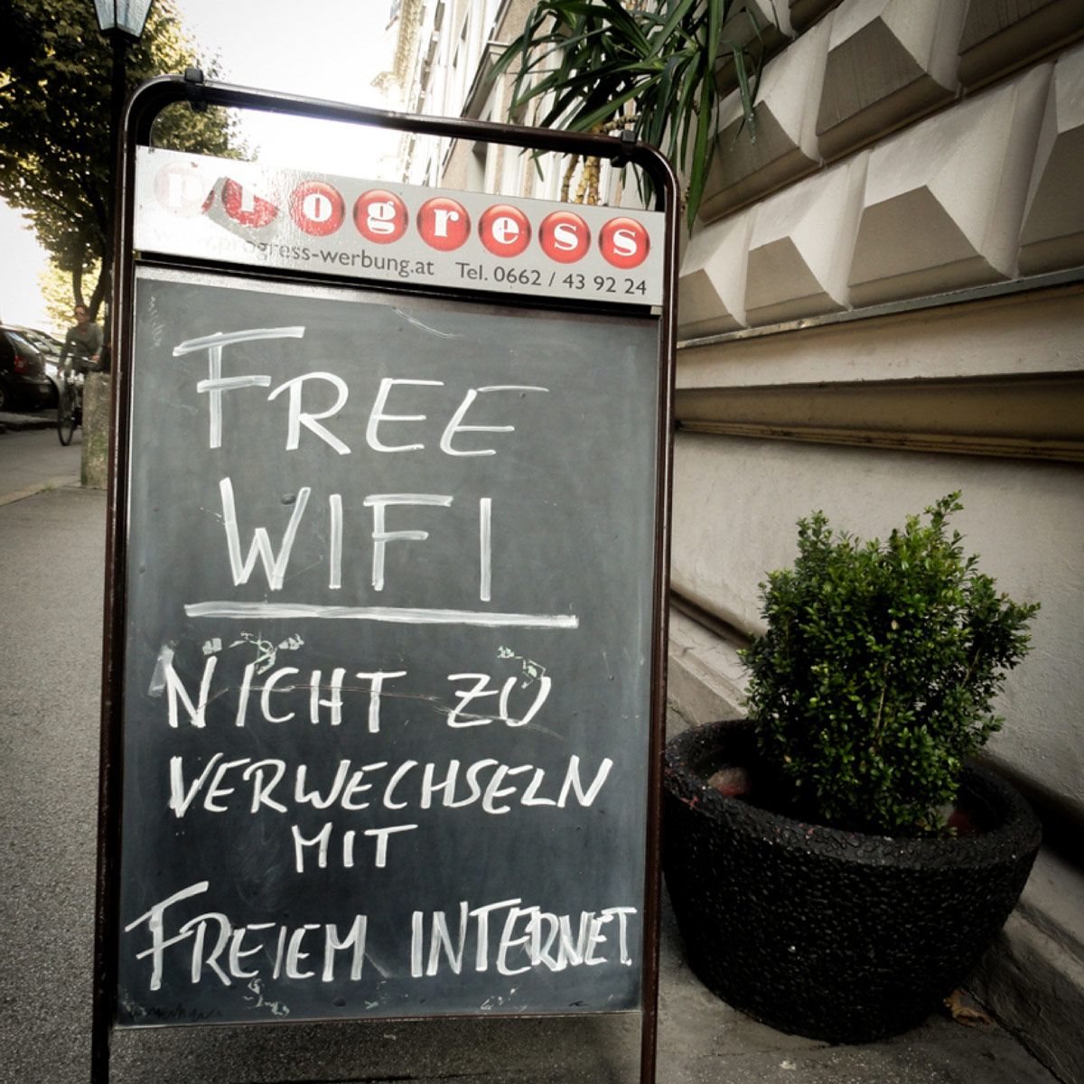 Free WIFI / Nicht Zu Verwechseln Mit Freiem Internet